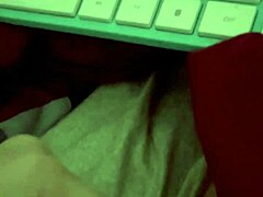 Adik tiri amatur tertangkap sedang masturbasi di sebelah saya semasa saya tidur. Anda pasti tidak mahu terlepas video ini!