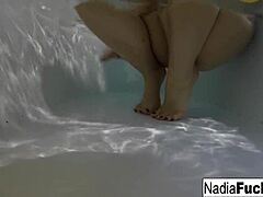 Nadia érzéki szólójátéka gumijátékokkal és fürdőjátékokkal