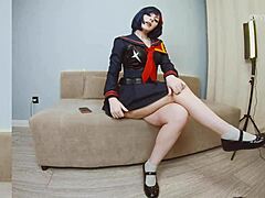 La seducente studentessa universitaria Ryuko Matoi mostra le sue ampie gambe e il suo generoso sedere