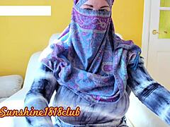Большегрудая жена с Ближнего Востока в хиджабе занимается вебкам-сексом
