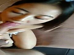 Kinesisk kjæreste gir en deepthroat blowjob og får en ansiktsbehandling
