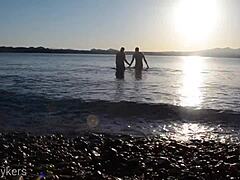 Ett voyeuristiskt par tittar på när älskare deltar i ett intimt strandmöte