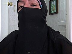 Muslimská žena se věnuje intenzivním a netradičním sexuálním aktivitám s sexuálně deviantním Francouzem