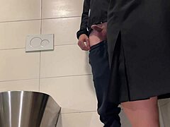 Η λαχτάρα για τα τριχωτά μπούτια ενός MILF οδηγεί σε αποκορύφωμα της δημόσιας τουαλέτας