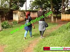Turisti africani si impegnano in sesso pubblico con una donna locale in un parco durante la Coppa d'Africa in Camerun. Non perdere questo spettacolo piccante!
