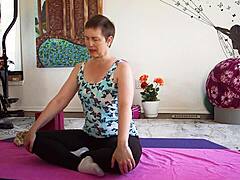 Le cours de yoga de la déesse Aurora Willows, une démonstration alléchante de flexibilité et d'allure