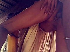 Domácí video amatérské indické hospodyňky, která má sex se svým přítelem