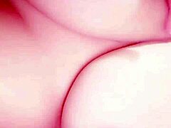 Blowjob deepthroat untuk MILF yang bernafsu