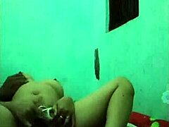 La camgirl Khmer si fa birichina sul letto