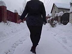 Amateur video of curvy MILF in pantyhose on a chilly outdoor stroll