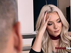 Blond tonåring söker BDSM-mästare