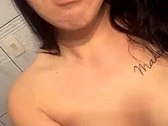 Novinha flaunts her big breasts on webcam