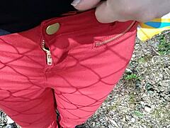 ฉันเปียกกางเกงยีนส์สีแดงใหม่ของฉันกลางแจ้ง