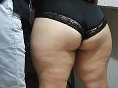 Аматерска прелепа дебела жена добија масажу своје велике дупе у ХД-у