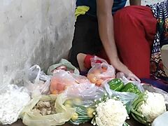Intialainen punapää myy vihanneksia nälkäisille vieraille